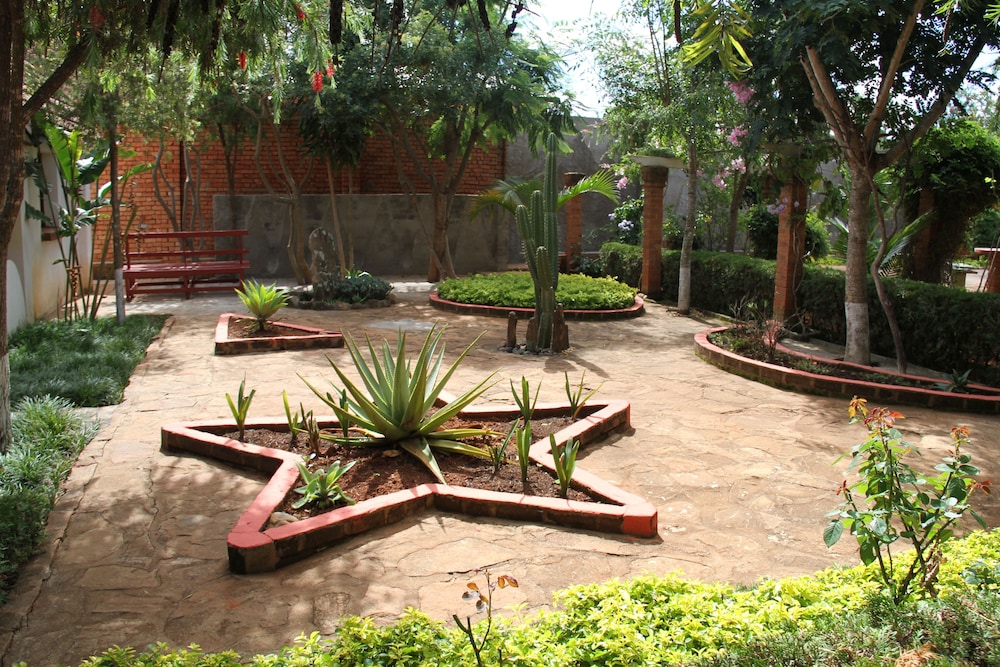 Hotel Tsienimparihy view 3