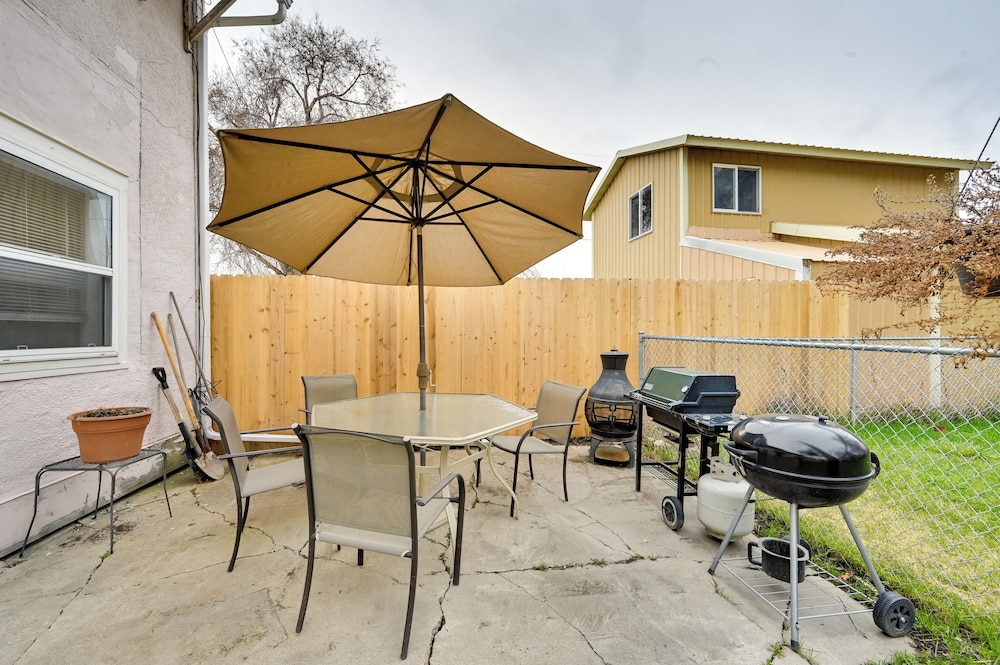 2 Mi to Fly Fishing: Bbq-ready Corvallis Apartment