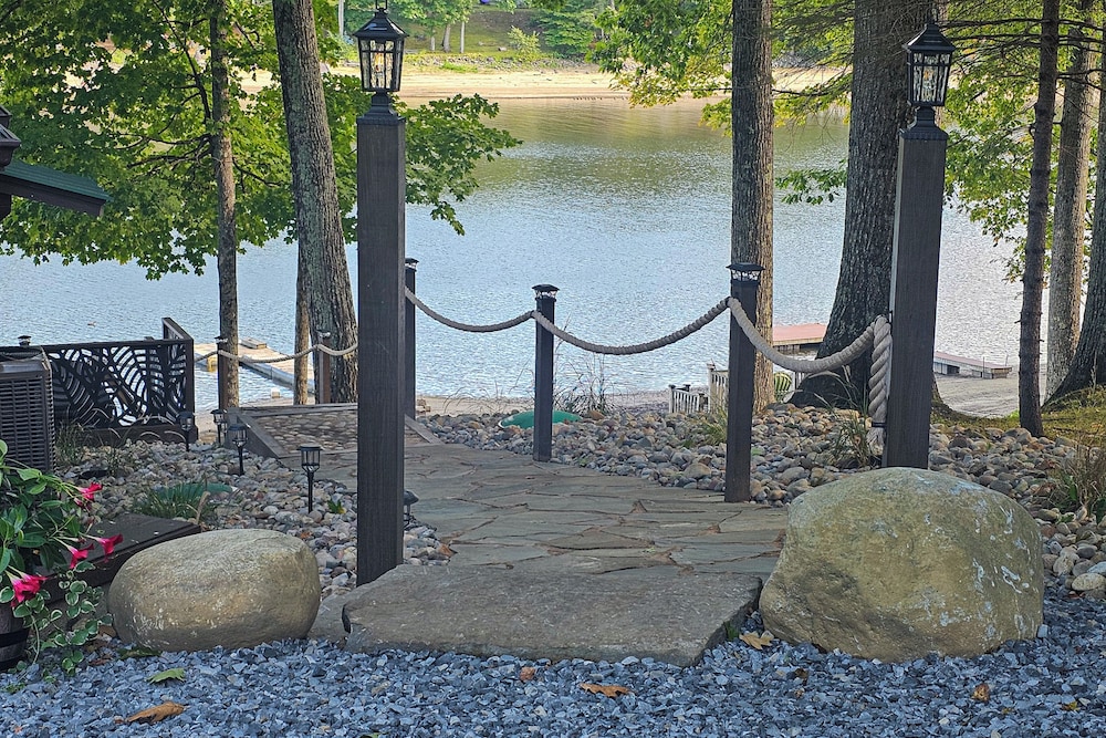 2 BR Lakefront House w/ Hot Tub in ADK Park