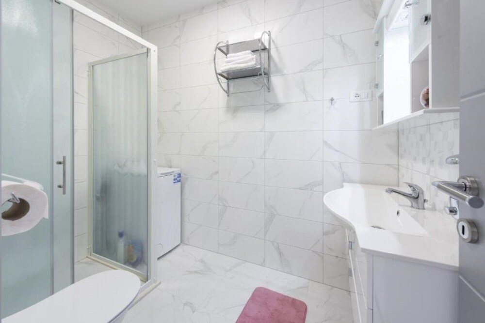 Stane - Modern & Fully Equipped - A4