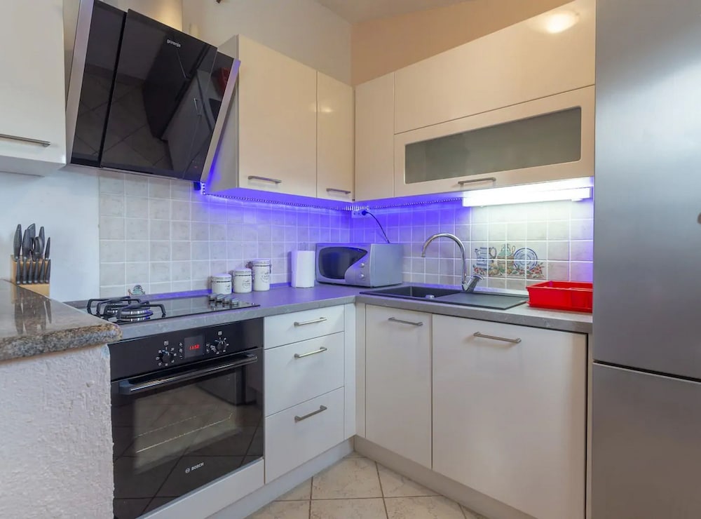 Sunny Escape Holiday Home Dicmo With Pool and Gym