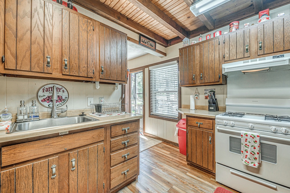 Walk to Downtown Ruidoso: Cozy Wooded Retreat