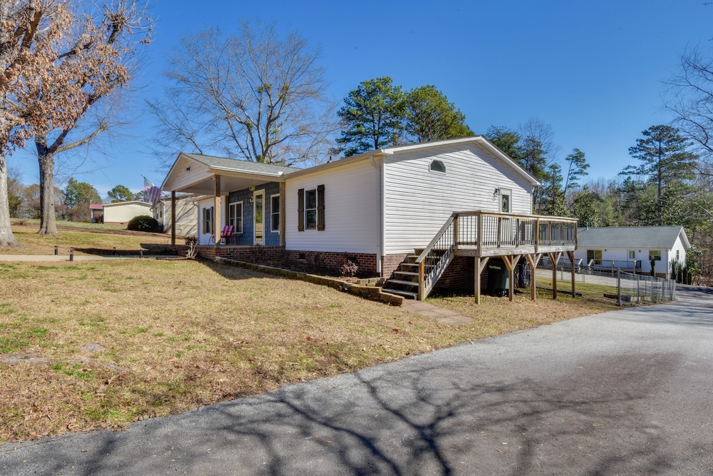 Deck, Grill & Dock Access: Lake Keowee Retreat!