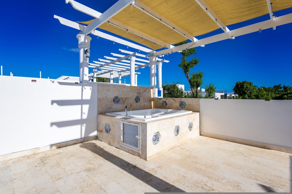 Relaxing 3-bedroom Villa With Pool Rooftop Jacuzzi in a Secluded Setting