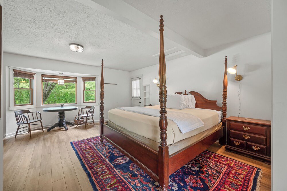 Bloomington Vacations - Treetop Retreat - Property Image 3