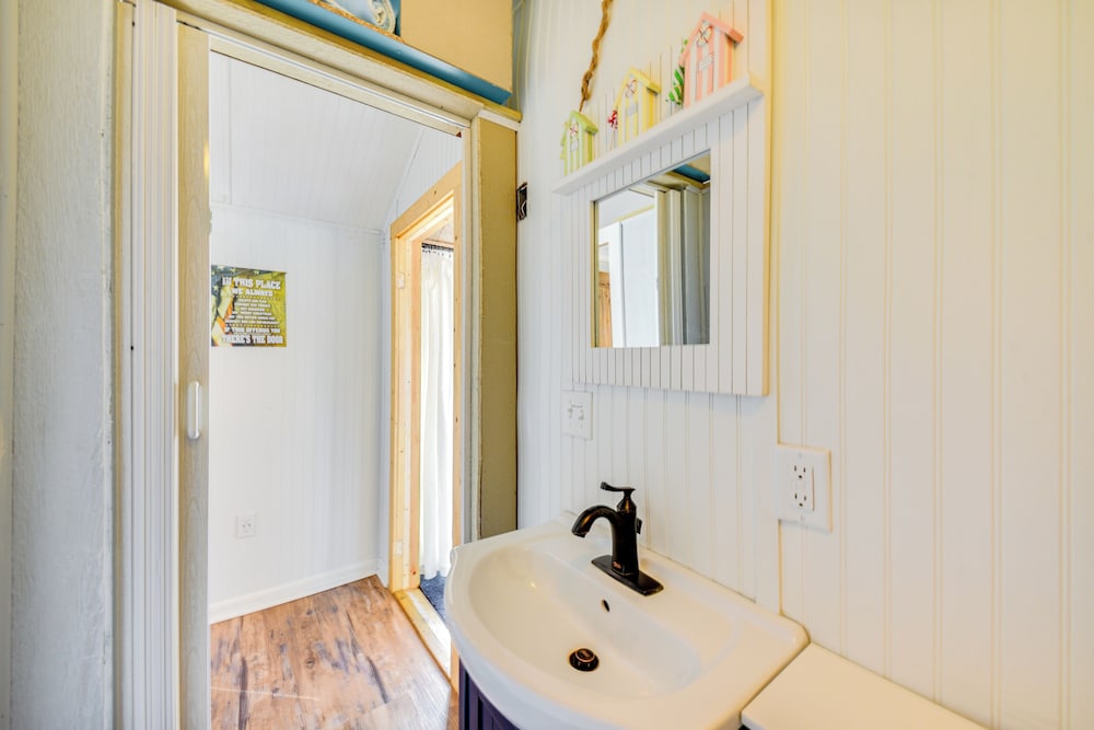 Tiny House w/ Big Views: Cabin in Shiloh!