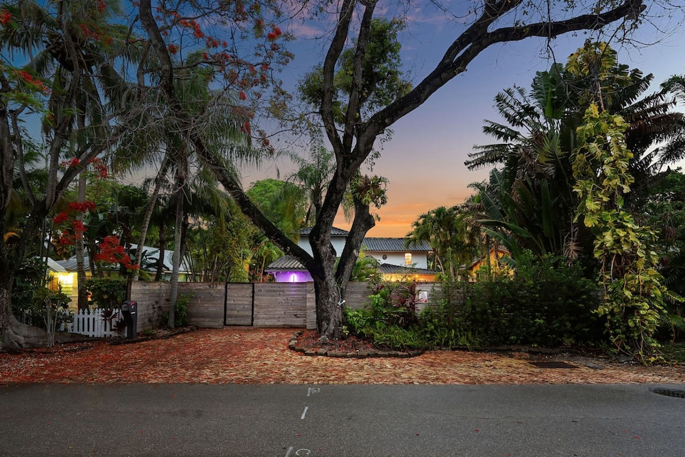Luxe 5BR 4BA Heated Pool 10 Min to Beach BBQ