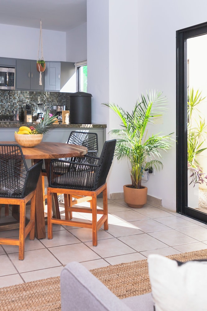 Grand Villa w Private Patio & Parking