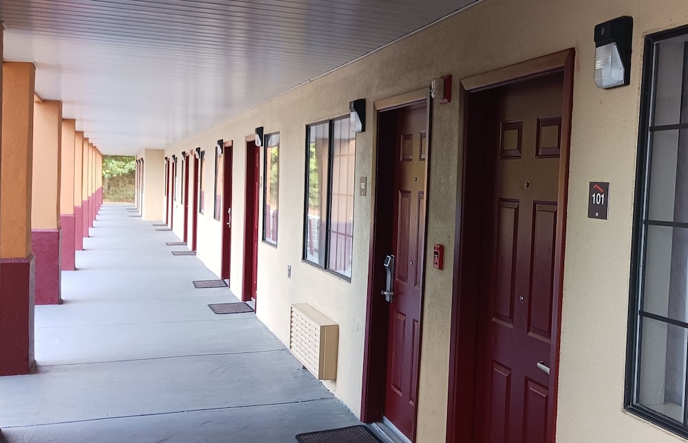 Red Roof Inn & Suites Jackson - Richland
