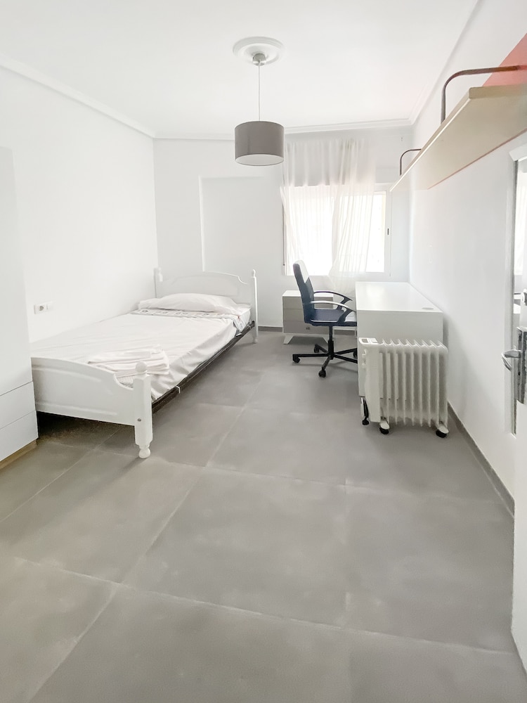 Elegant 4 beds train station upto 6 Pax