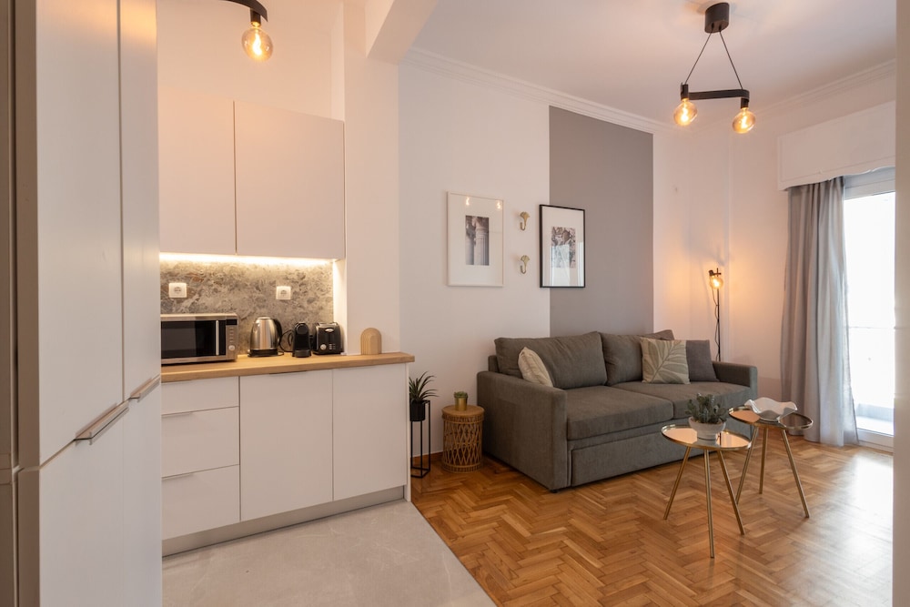 Fresh 2 Bdrm Apt in Koukaki