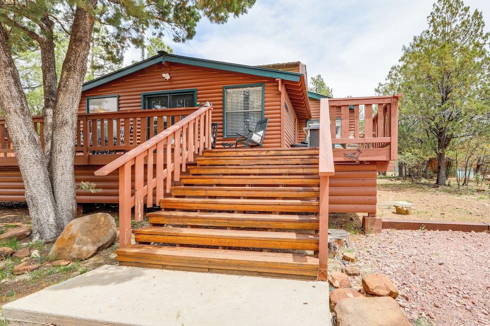 Private Hot Tub & Fire Pit: Pine Cabin Near Hiking