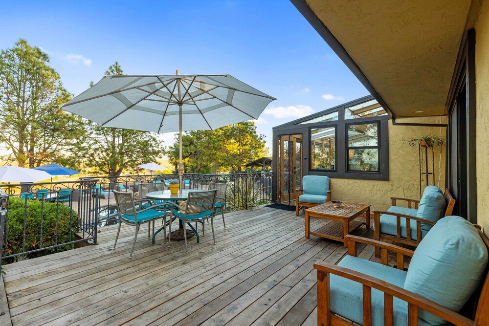 Private Pool & Large Deck: Modern Cotati Villa!