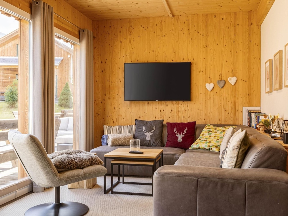 Spacious Chalet With hot tub