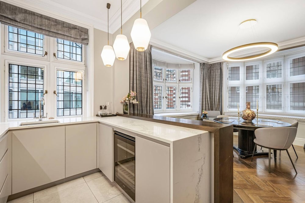 Mayfair Home Private Parking Central AC