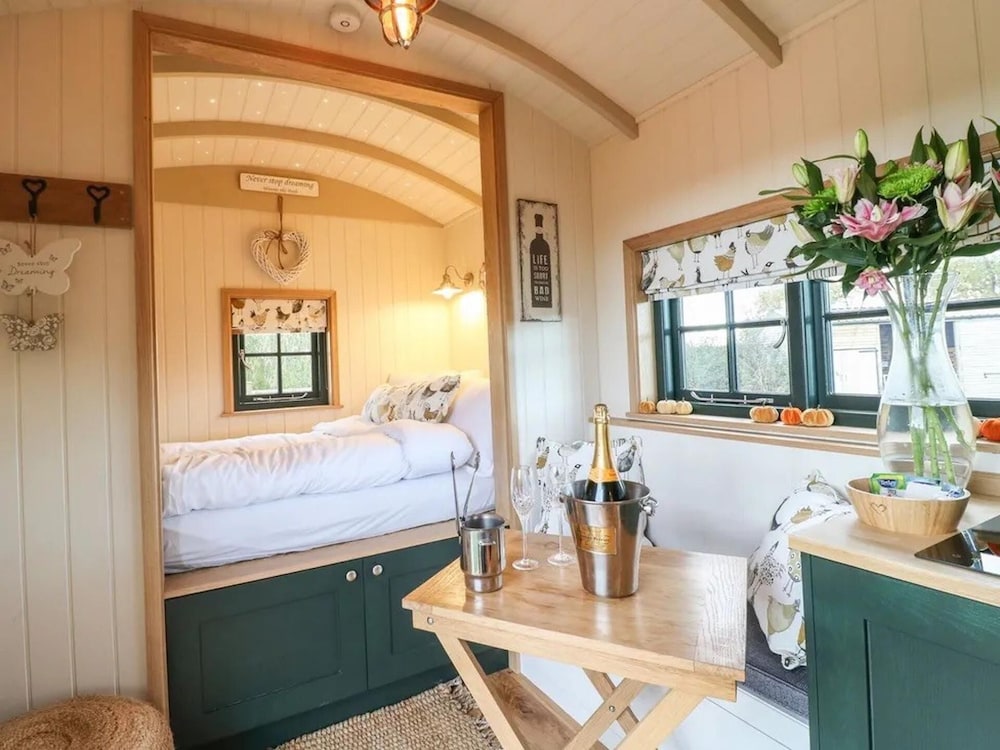 Shepherd's Hut- Hot Tub- Wellness Spa- Wood Burner