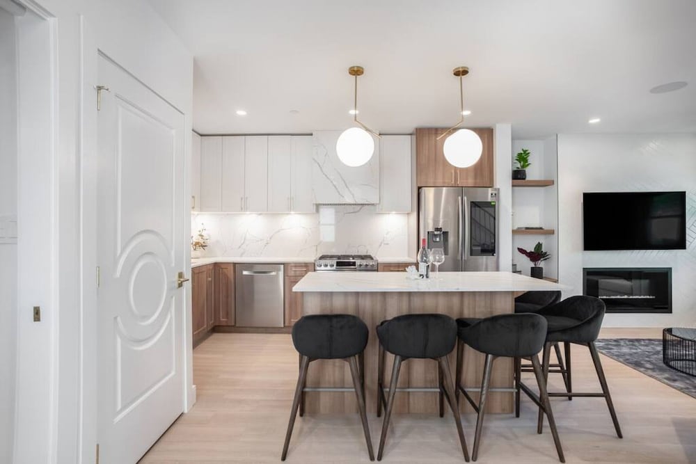 Commercial Drive New 3 Bdrm Home 2 Flex Rooms -5 min to Downtown 22km Seawall