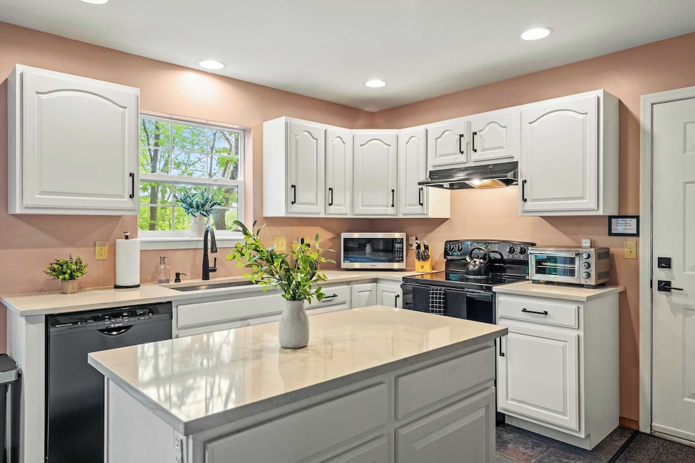 Lakeview Retreat w/ Kayaks, Game Room, Firepits Gated Community w/ Lake + Beach Access