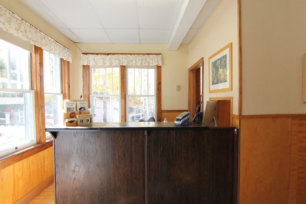 Birch Cliff Lodge on Baptiste Lake