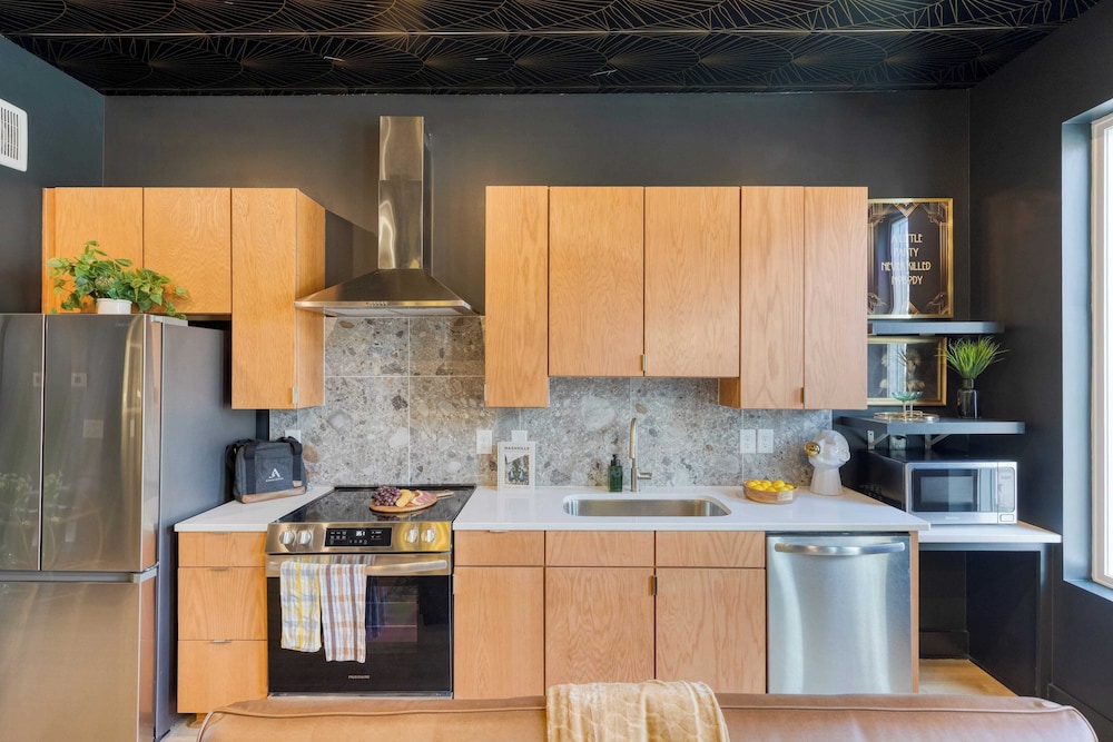 Sleeps 16 2 Homes Next Door + Walk to Dining & Music Lischey Loft & The Bloom House by Avantstay