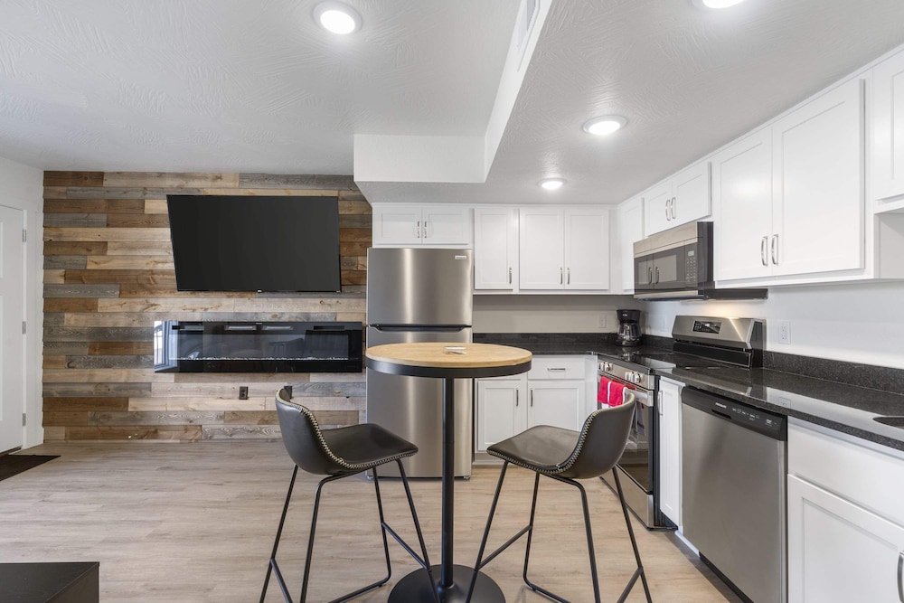Modern Yote Condo at Roark Creek