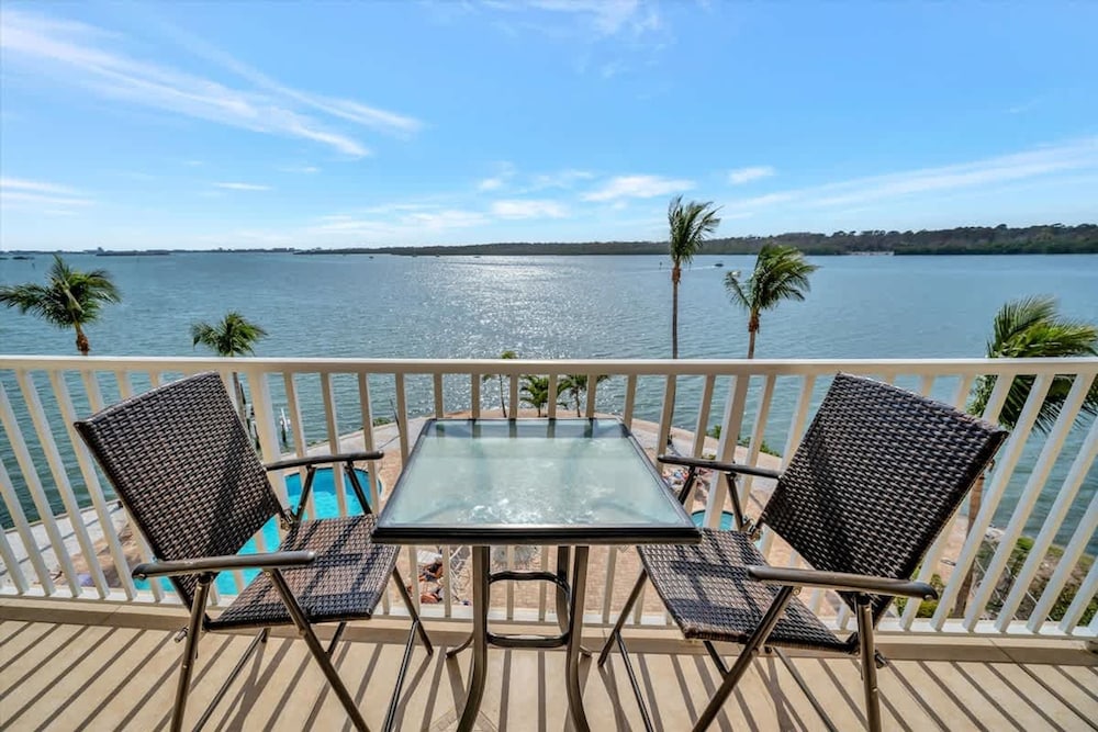 Sunlit Bayview Suite Balcony Pool Hot Tub