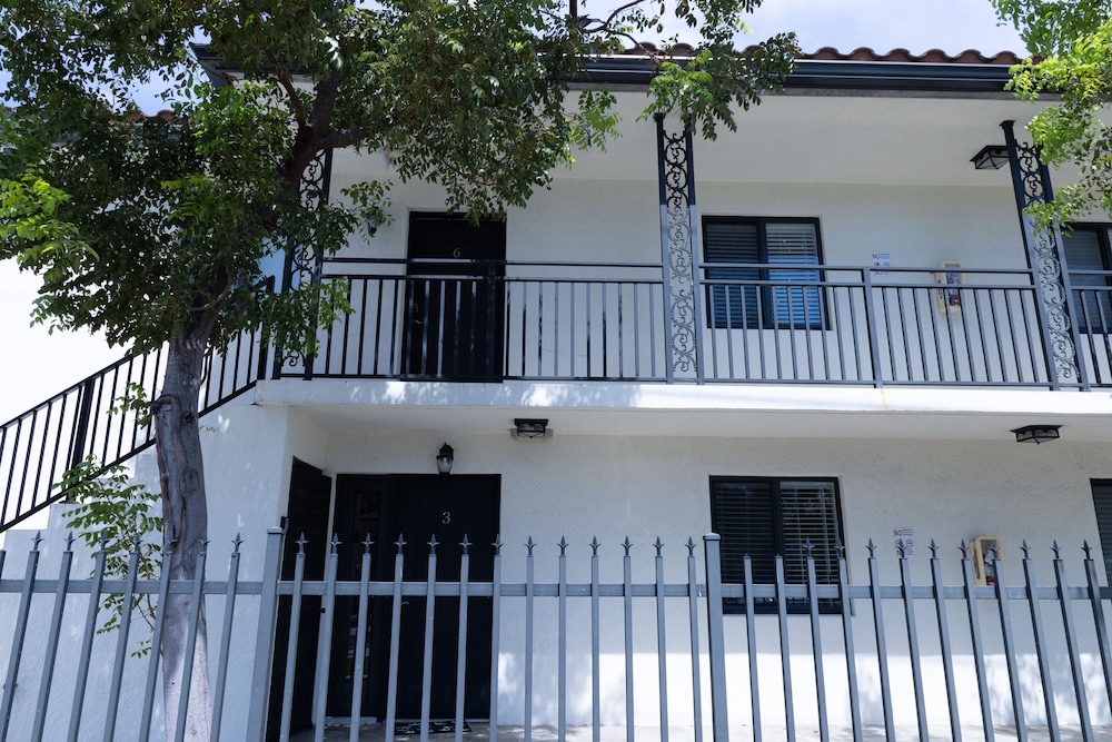 Little Habana Aparts close to Calle 8