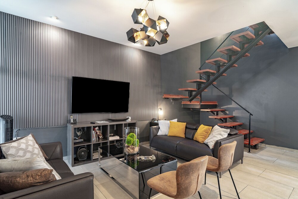 Luxurious 5-bedroom House With Air-conditioning & Private Rooftop in Juriquilla