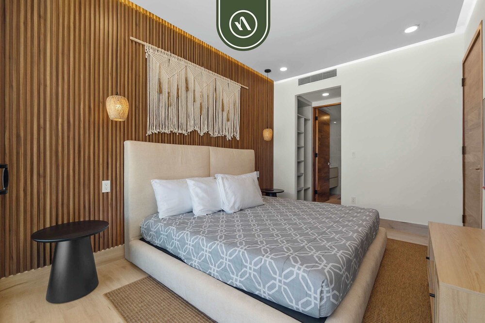 Luxury 2 BR Condo With Dream Pools - Beach - Art