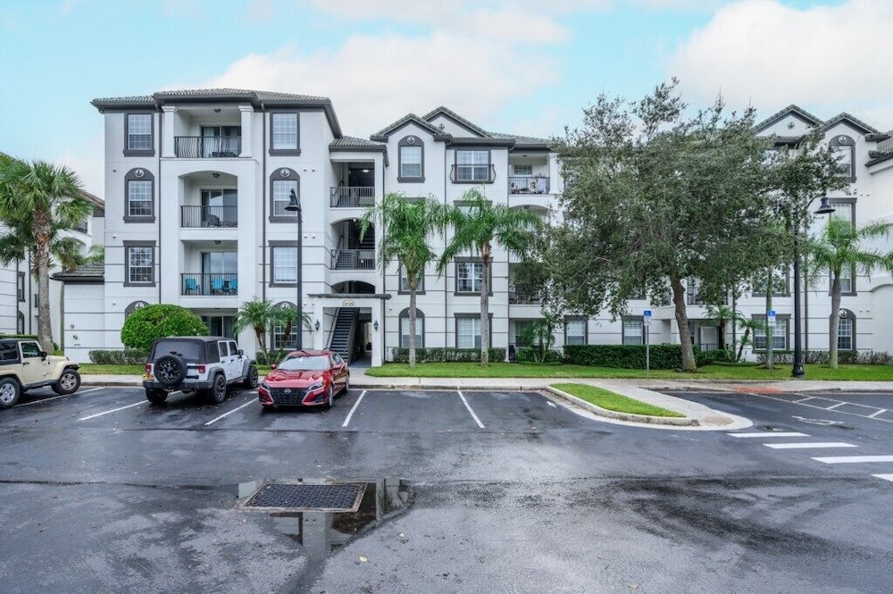 Epic Universe Beautiful Lakeview Condo, Vista Cay Orlando - 3013
