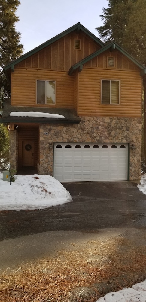 Spacious 4br/3ba. Continuous hot Water Tank! 4 Bedroom Home by Redawning view 2