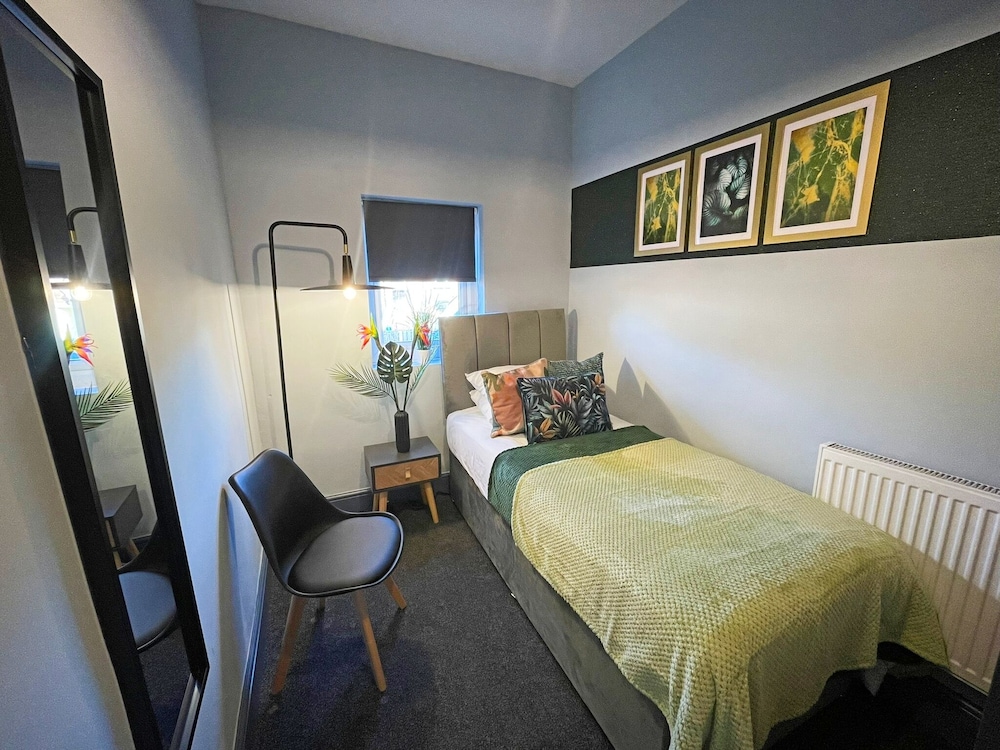 Spacious 3-Bedroom House with Parking view 2