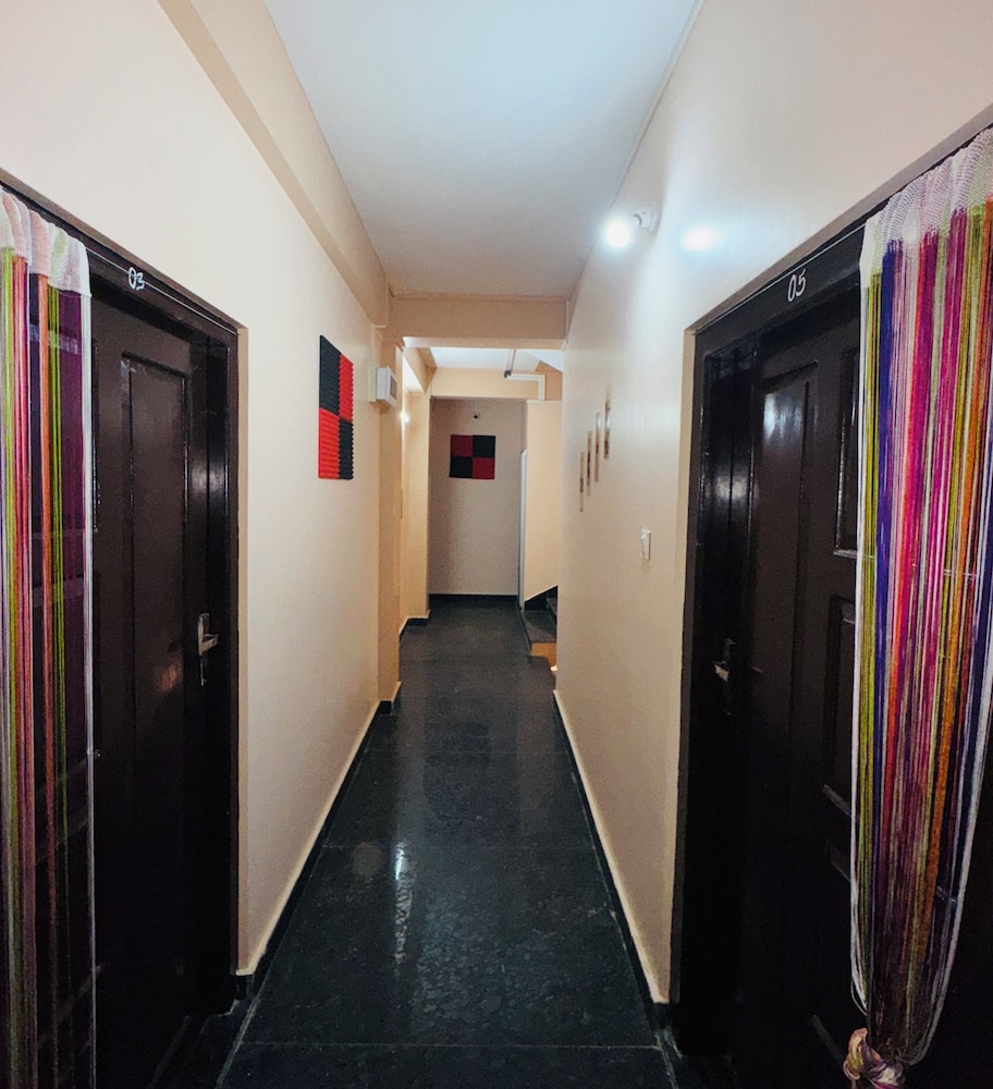 XTSY Travellers Hostel