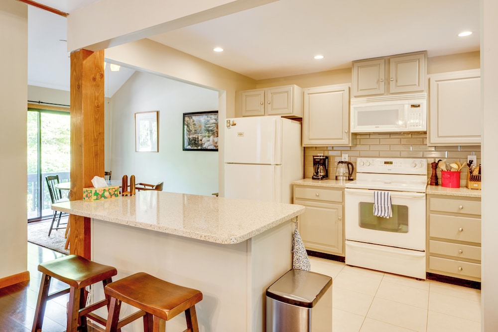 Near Skiing & Hiking! North Conway Gem w/ Balcony