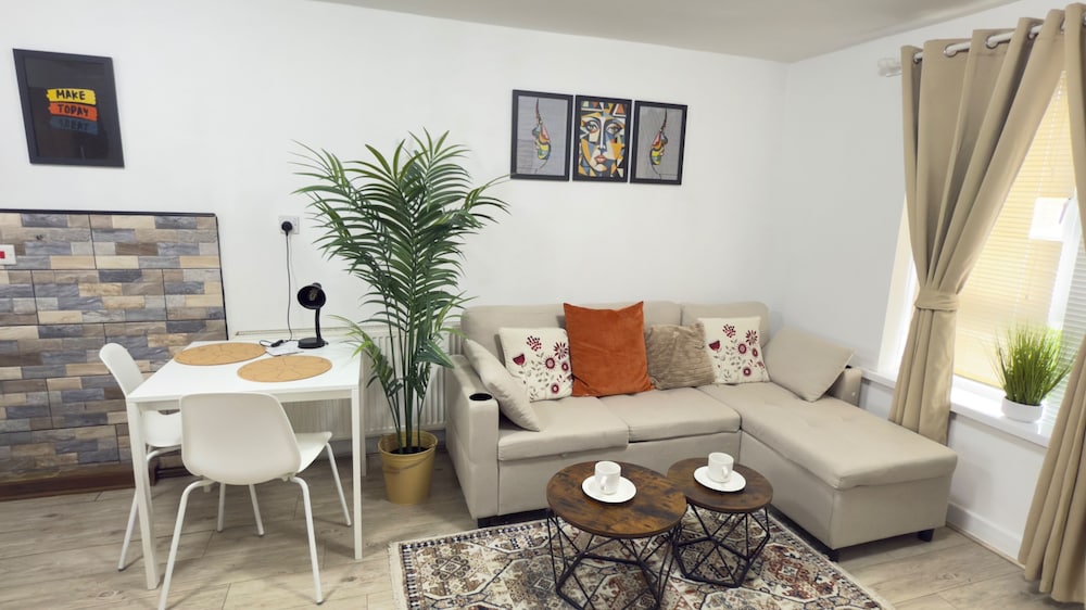 Free Parking/city Centre/long Stay/local Stores