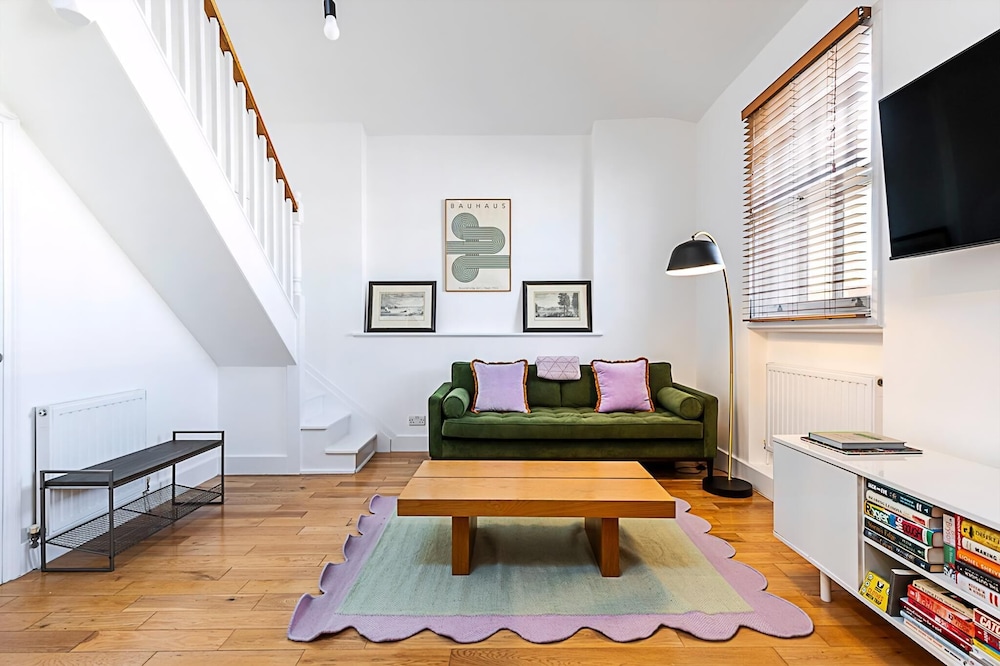Stylish Chelsea Flat With Luxe Comfort & Charm