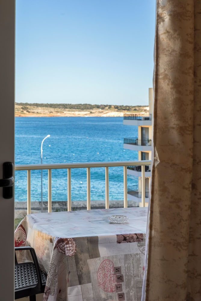 Cosy Apartment with Balcony & Sea Views