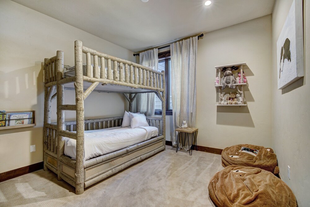 Luxury Home - Sleeps 10 - Fireplace & Mountain View 3 Bedroom Condo