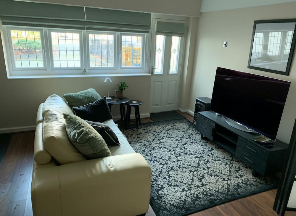 Tranquil Studio - Sleeps 2 & Private Parking
