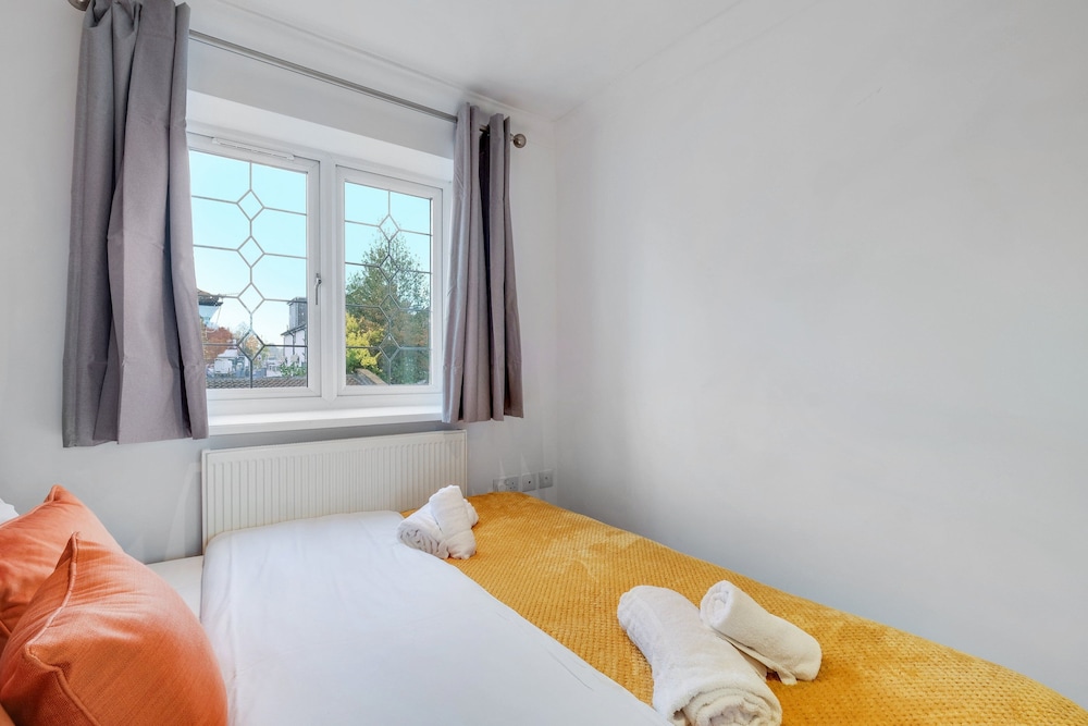 Isher 3 Bedroom 2 Bath Hse with Parking