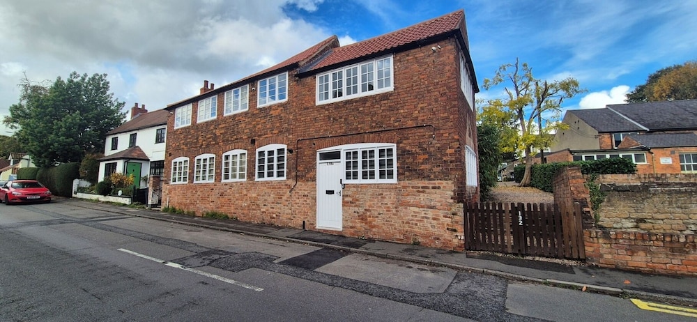 Spacious & Luxury 2BR Flat in Calverton