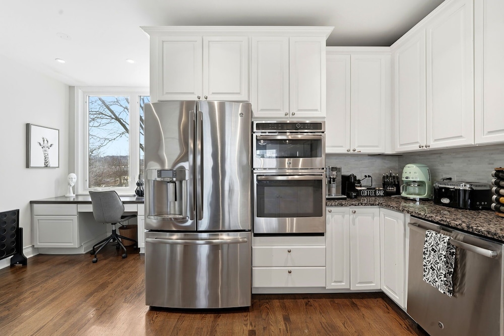 River West Modern 4-bd Home With Patio Balcony