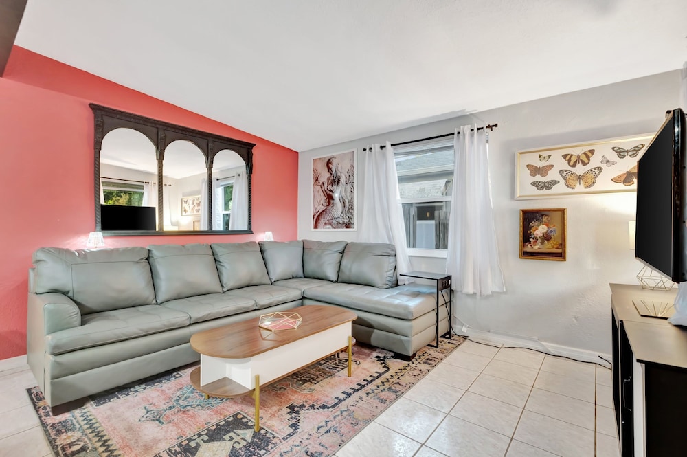 Family Home 10 Mins to Beach Pets Welcome