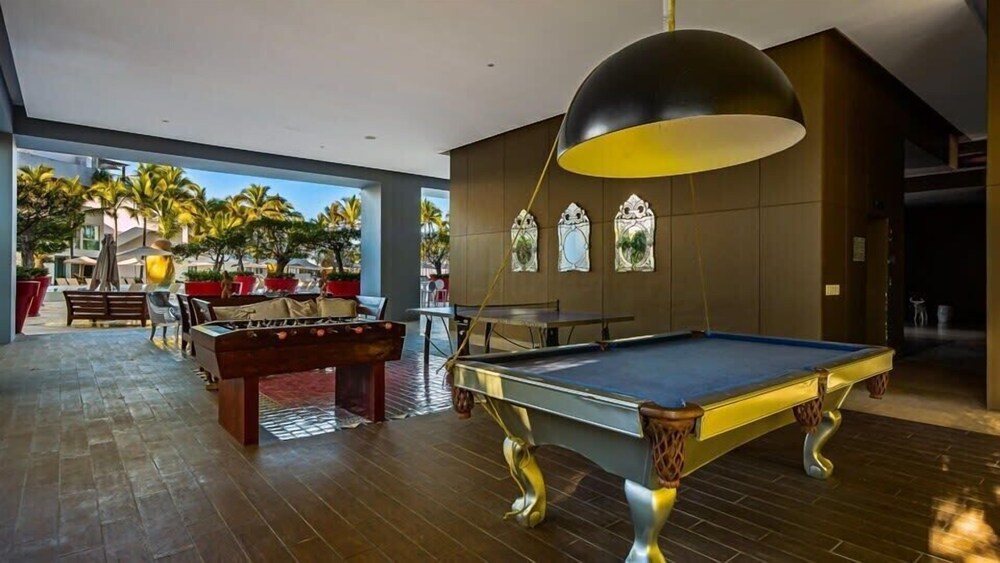 Oceanview 3BR Apt With Beach Access - Pool - Gym
