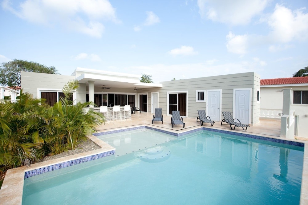 Stylish 3 bedroom w/ covered BBQ area by the pool