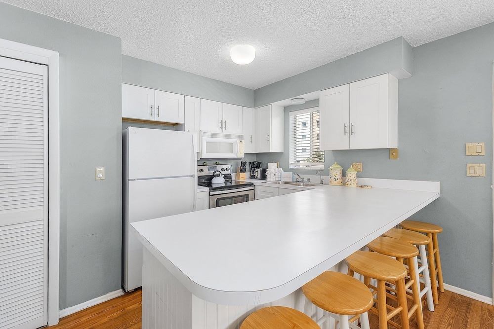 50 Seaside Stay: 4bd/3ba Duplex W/ Pool! 4 Bedroom Home