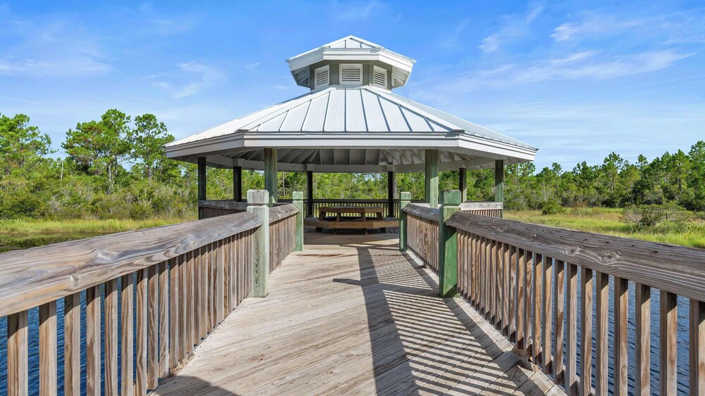 Cozy Family Home - Community Pool, Private Porch, 10-minute Walk to Beach