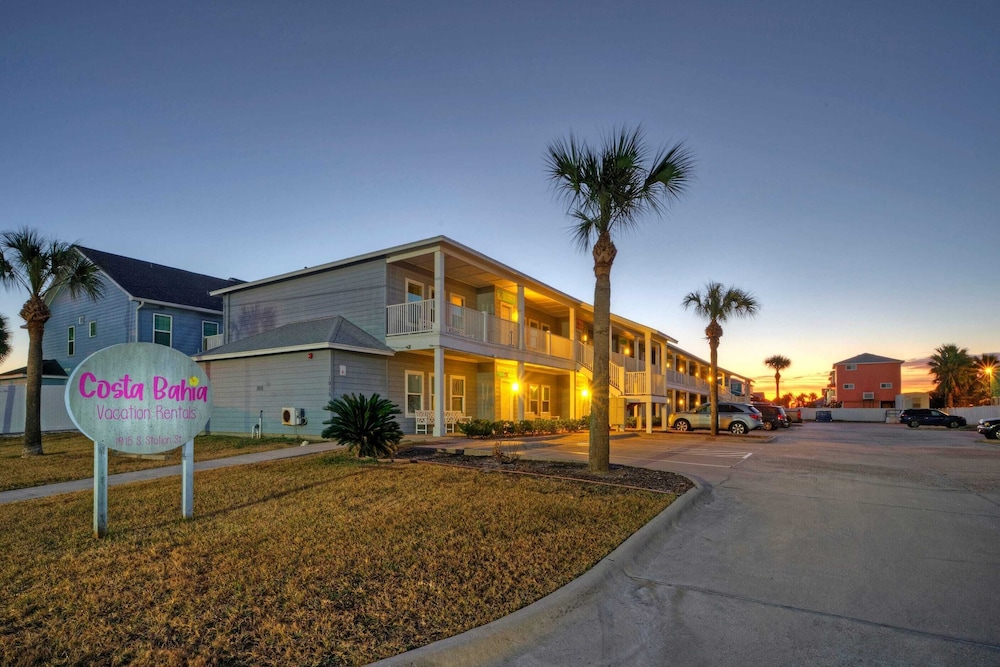 Sleeps 12 w/ Pool + Short Walk to Beach Costa Bahia Dual Retreat