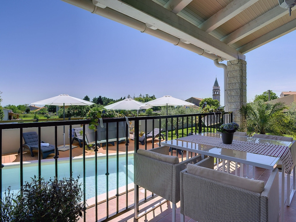 Superb Modern Villa With Pool, Large Fenced Yard Near the Beach view 5