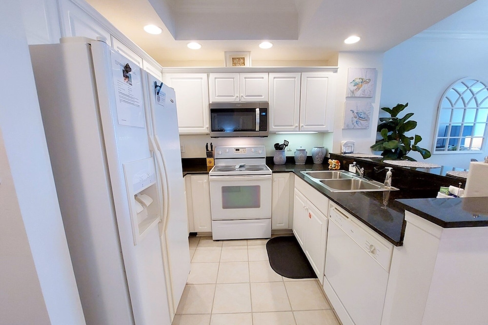 Crystal Shores1006 2 Bedroom Condo by RedAwning view 5